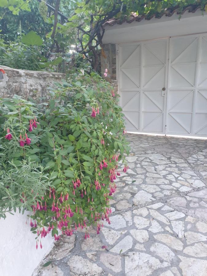 Rosemary House Guest House Sarande Bagian luar foto